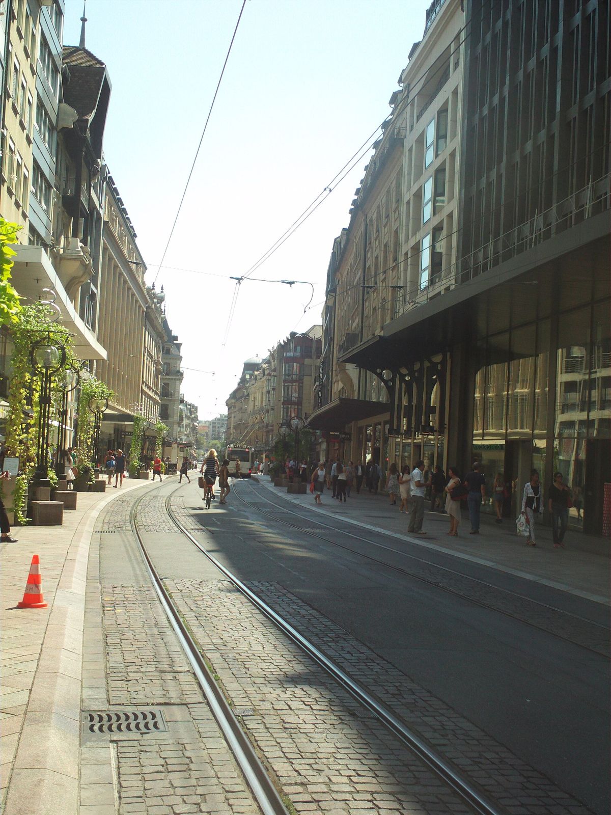 La rue de Rive à Genève, rails du tram et vitrines