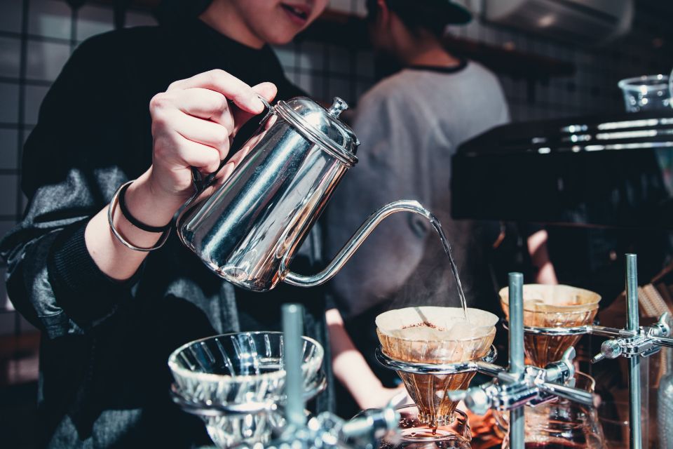 Un barista verse l'eau sur deux filtres en verre