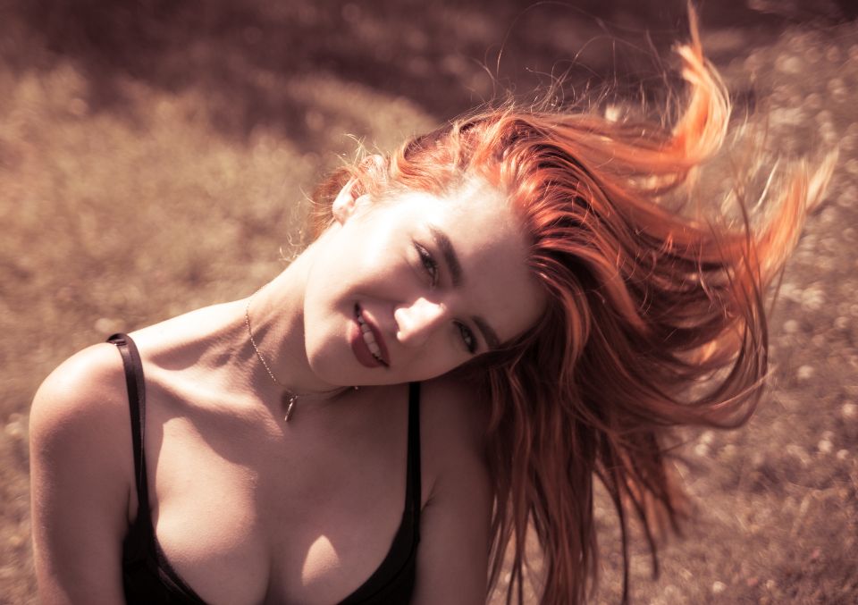 Cheveux roux en mouvement, lumière chaude